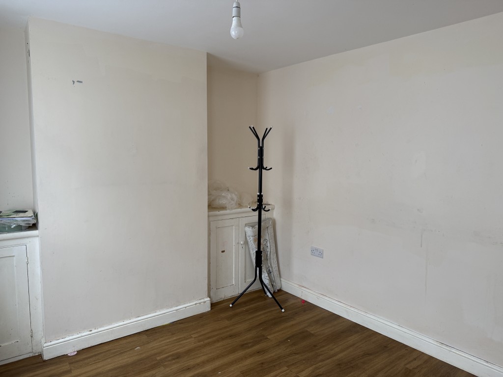 Lot: 125 - FREEHOLD TWO-BEDROOM MID-TERRACE HOUSE FOR IMPROVEMENT - Living room at front of house